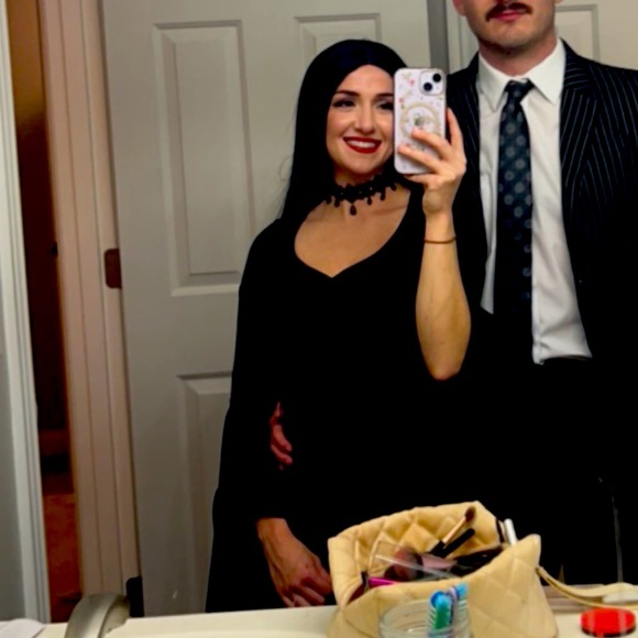 MORTICIA ADDAMS HALLOWEEN COSTUME, WIG, AND ACCESSORIES - Picture 1 of 5